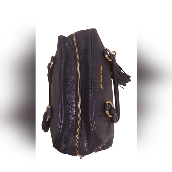 It's giving Old Money 💰 😌. Michael Kors Purse PRICE DROP ‼️👏🏽 - Picture 4 of 6